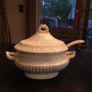 Butlers Pantry Soup Tureen w Spoon